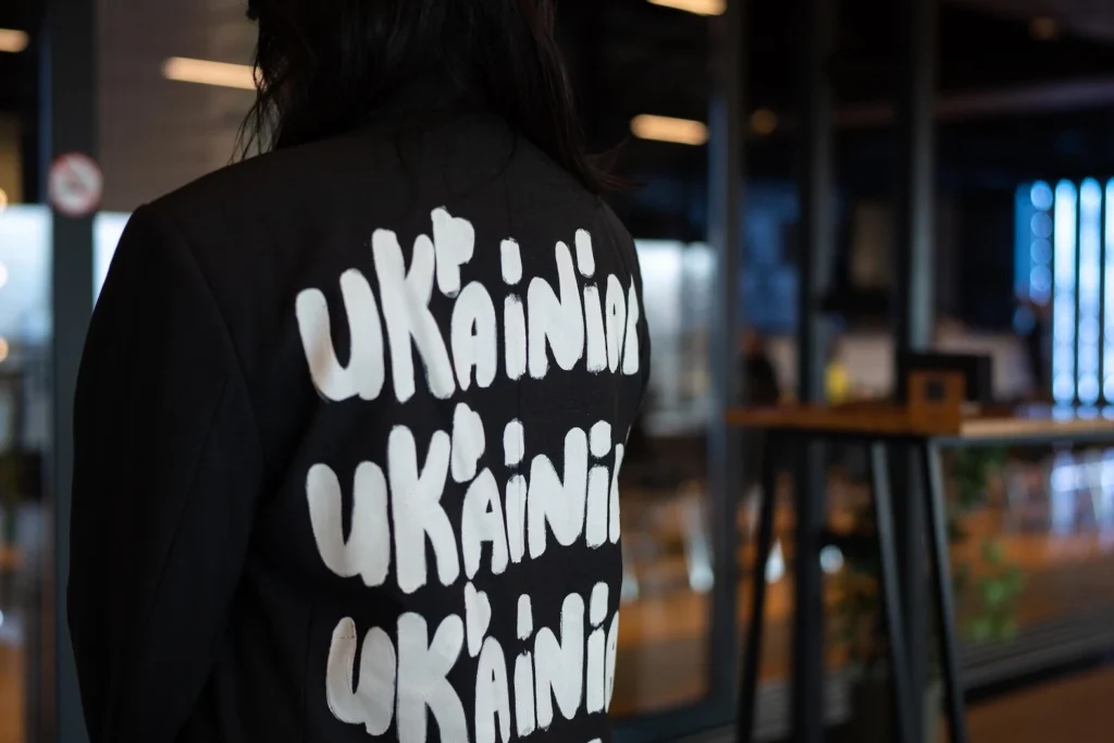 чорна футболка з написом