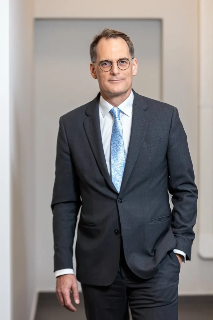 Роберт Шютт в костюмі