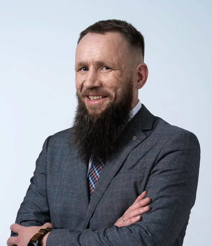 Людина в піджаку позує для фото