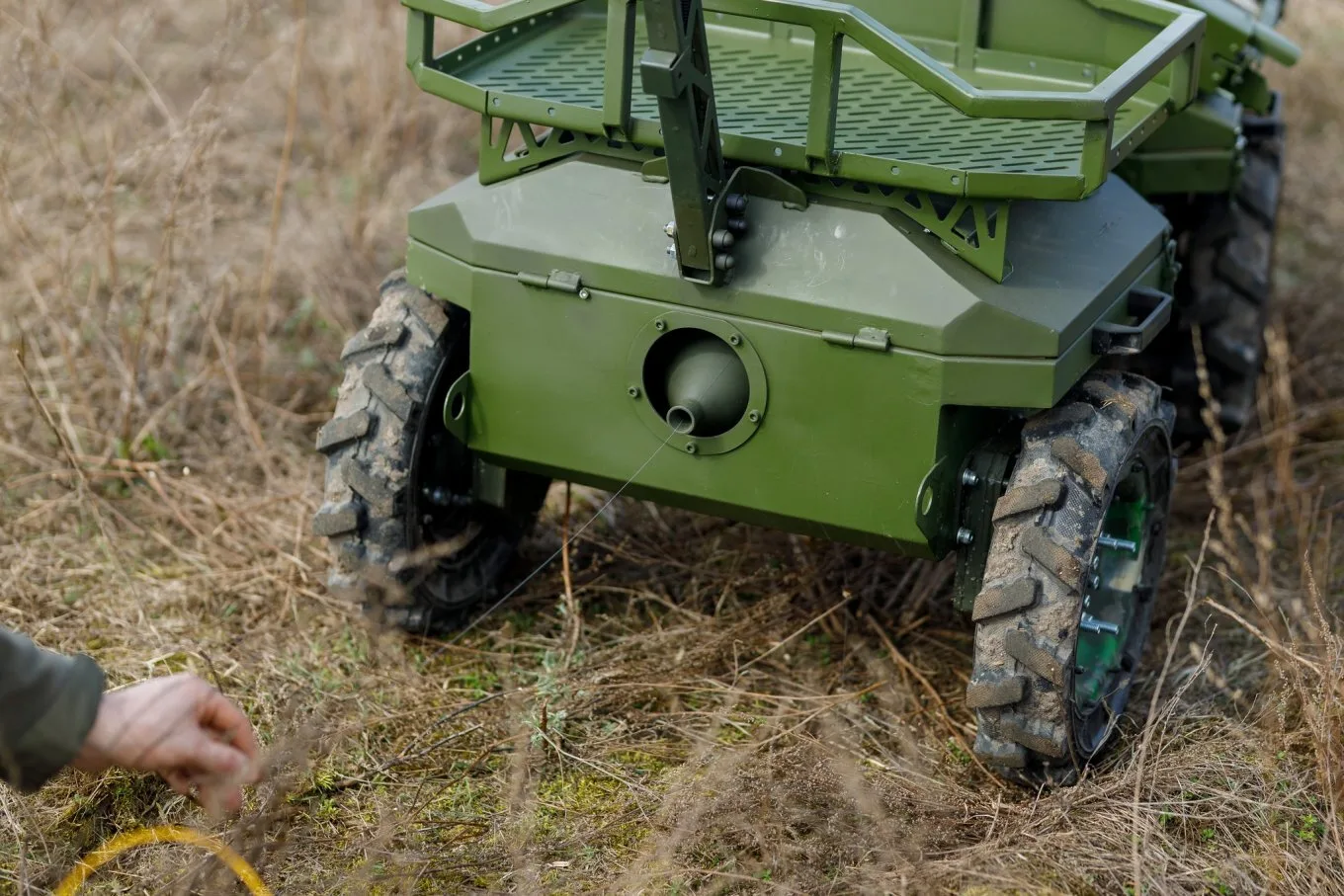 Роботизованний наземний комплекс на траві