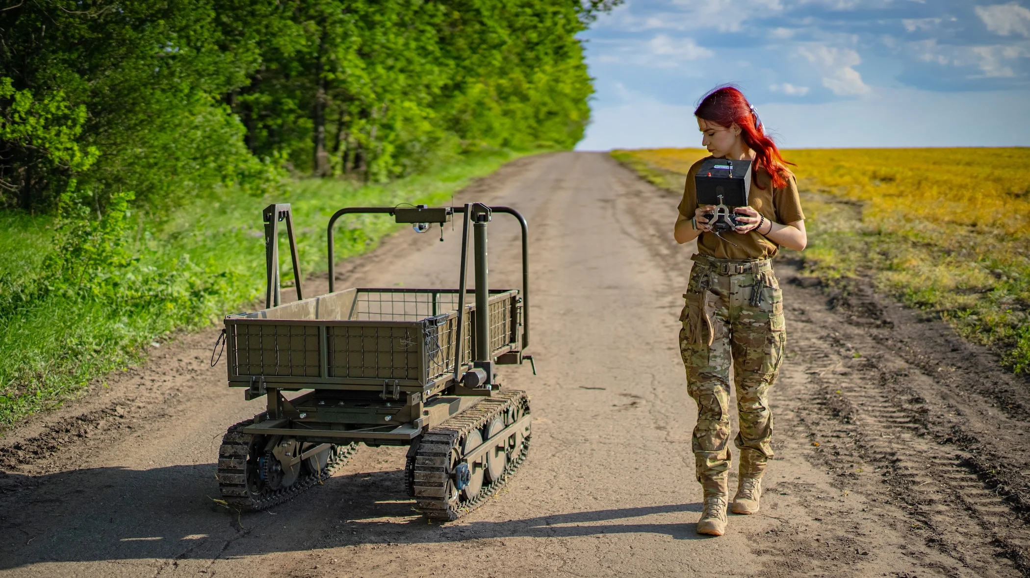 Дівчина керує наземним роботизованим комплексом