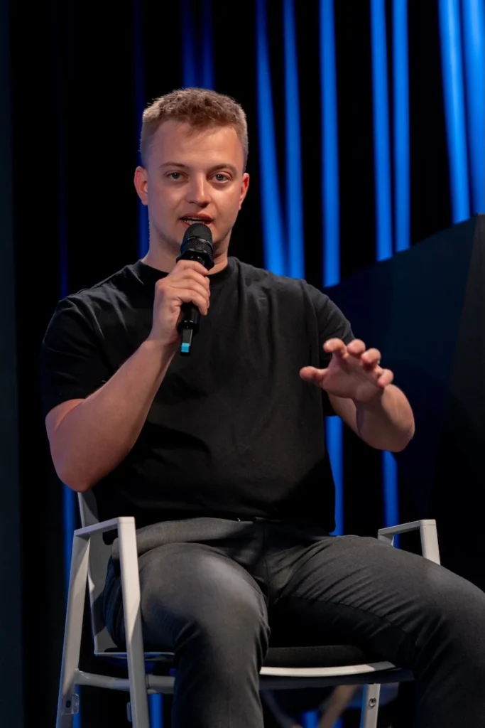 Resilience-інвестор Presto Ventures Матей Луховий з мікрофоном