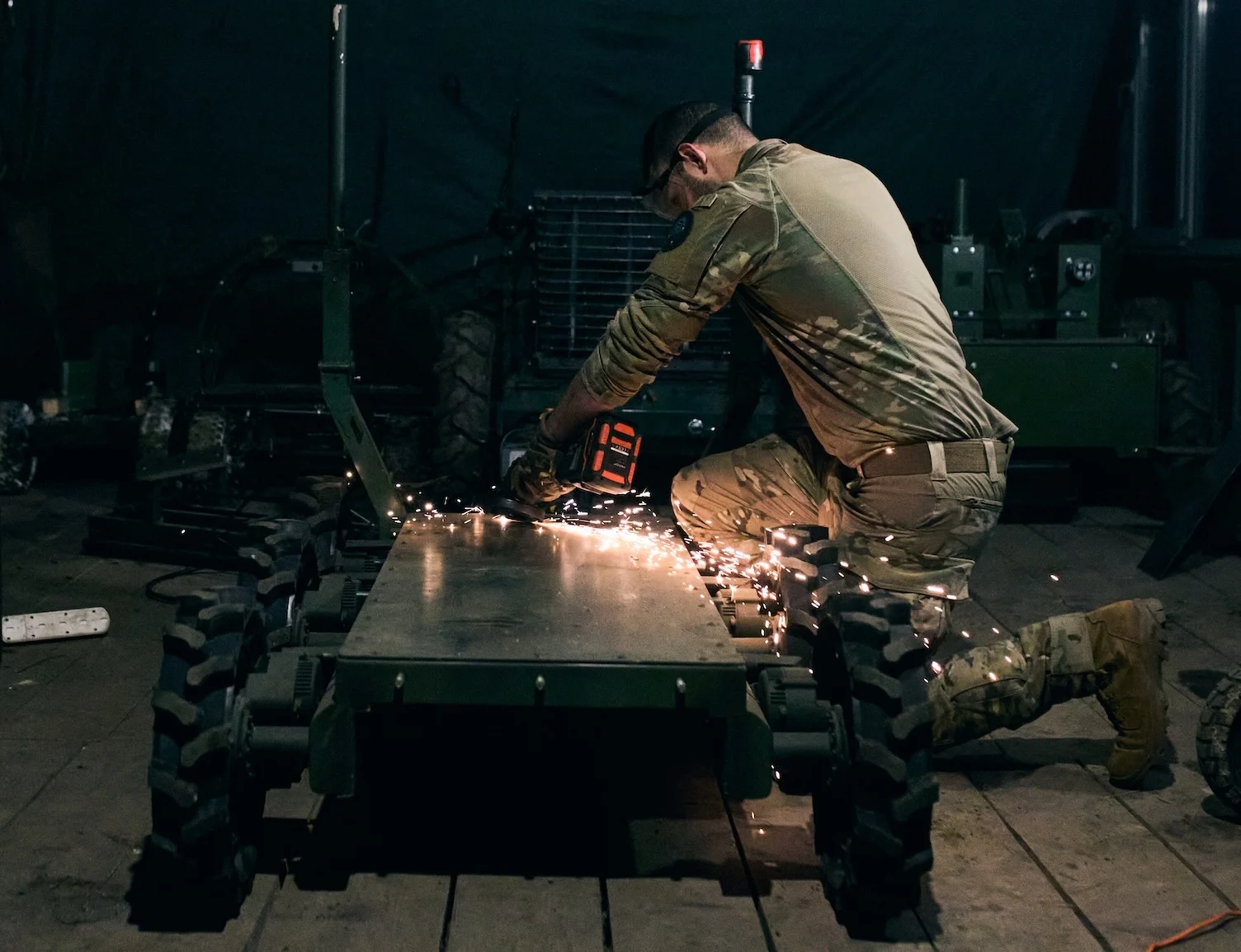 Військовослужбовець ремонтує та паяє наземний роботизований комплекс