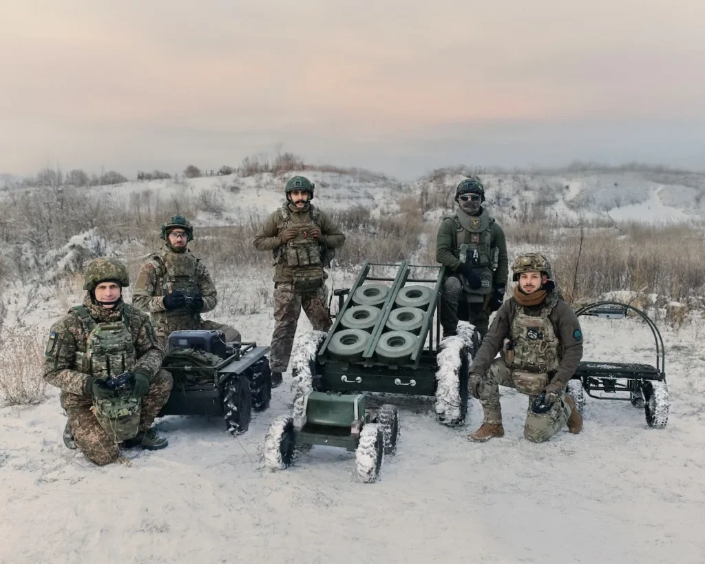 Військовослужбовці ЗСУ з різними видами роботів на зимовому полігоні