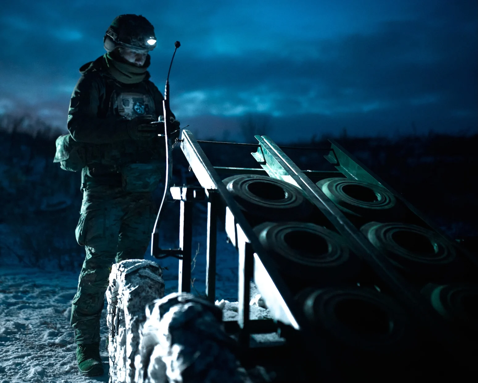 Військовослужбовець керує наземним роботизованим комплексом