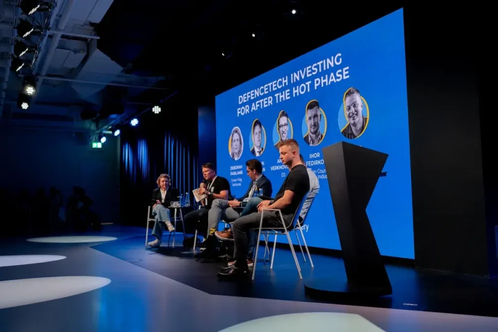 Матей Луховий на панельній дискусії під час конференції Invest in Bravery у Києві