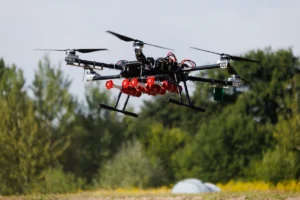 Великий дрон-бомбардувальник у повітрі