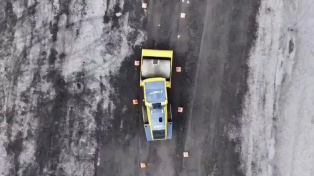 Каток розчищає землю, вид зверху