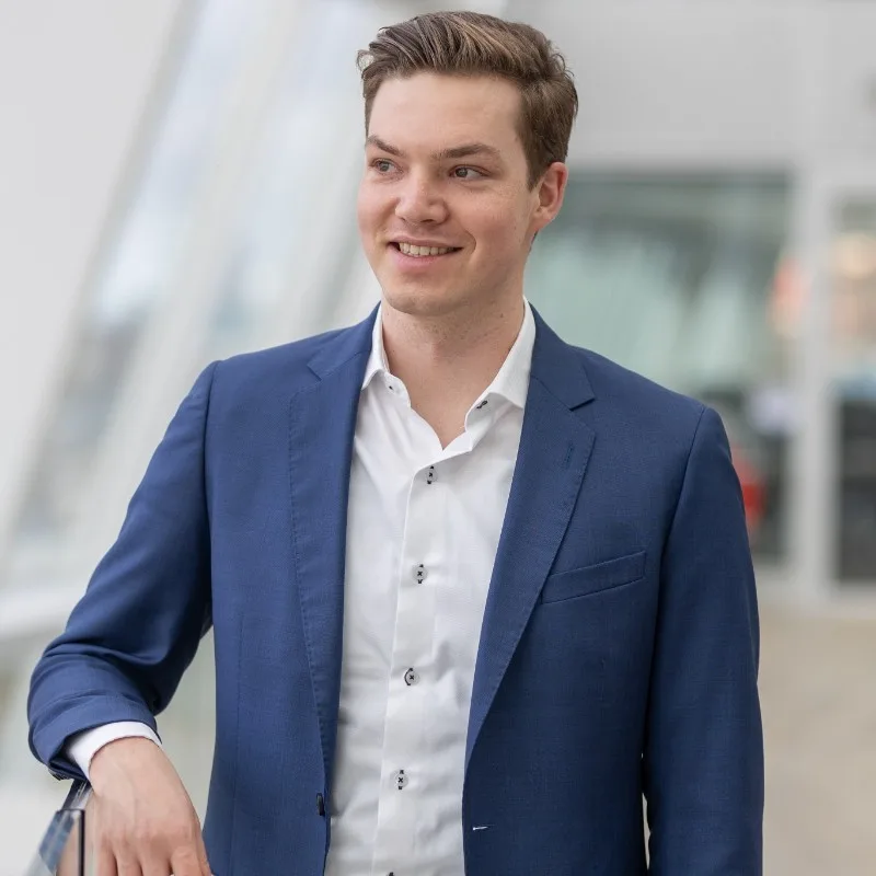 Людина в костюмі без краватки