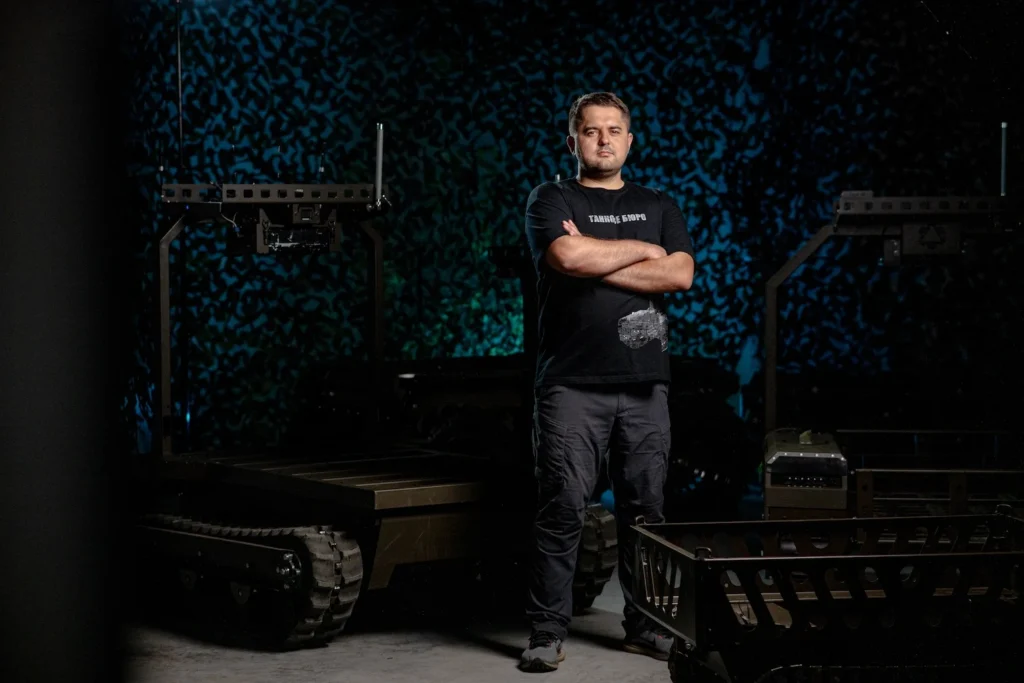 Людина стоїть біля НРК