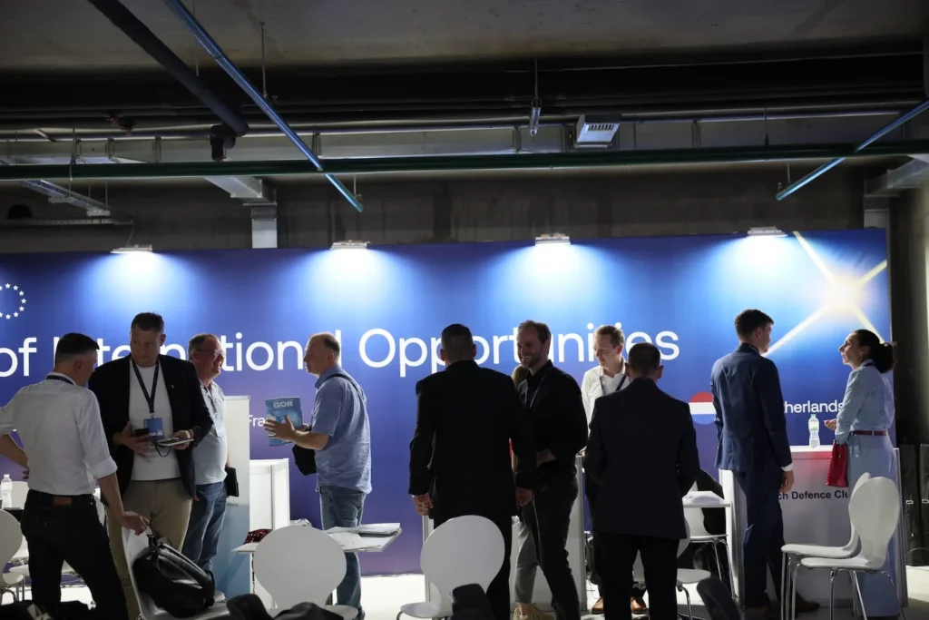 Люди стоять і говорять