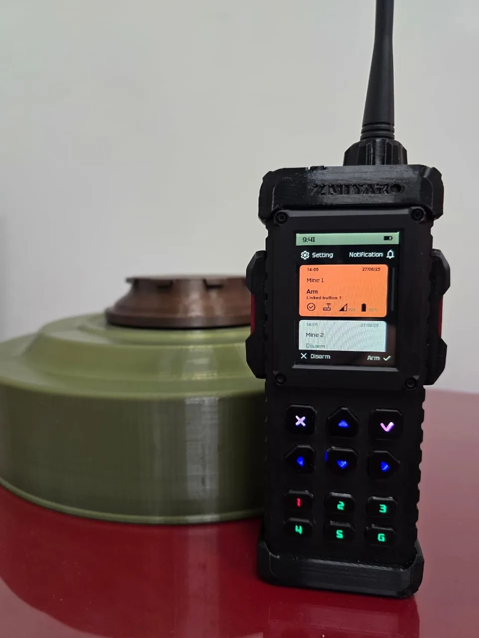 Базова станція ZMIYAR на фоні міни з "розумним" підривачем