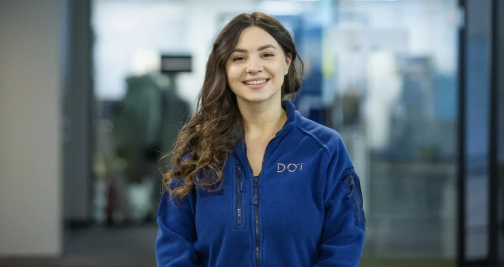 Жінка в синьому світшоті