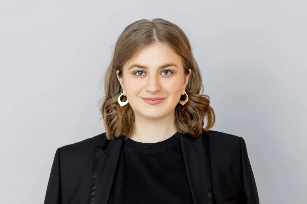 Жінка в чорному костюмі