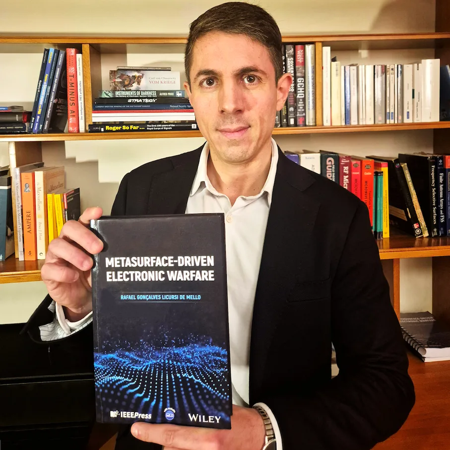 Людина у костюмі презентує книгу