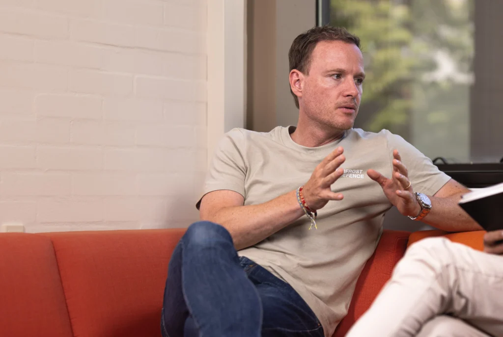 Людина сидить на дивані