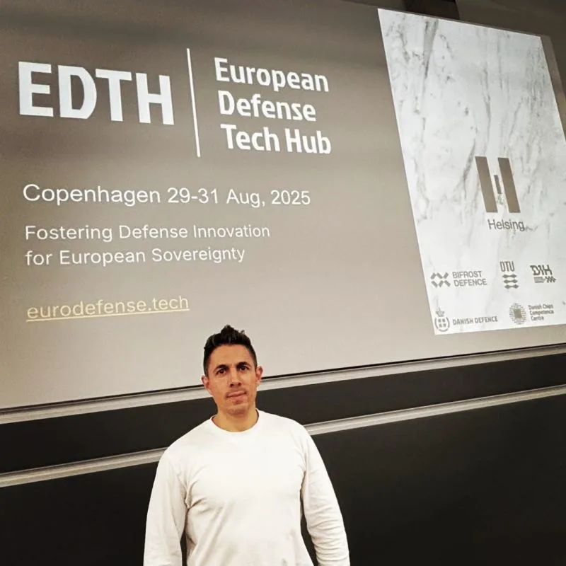 Людина на фоні екрану