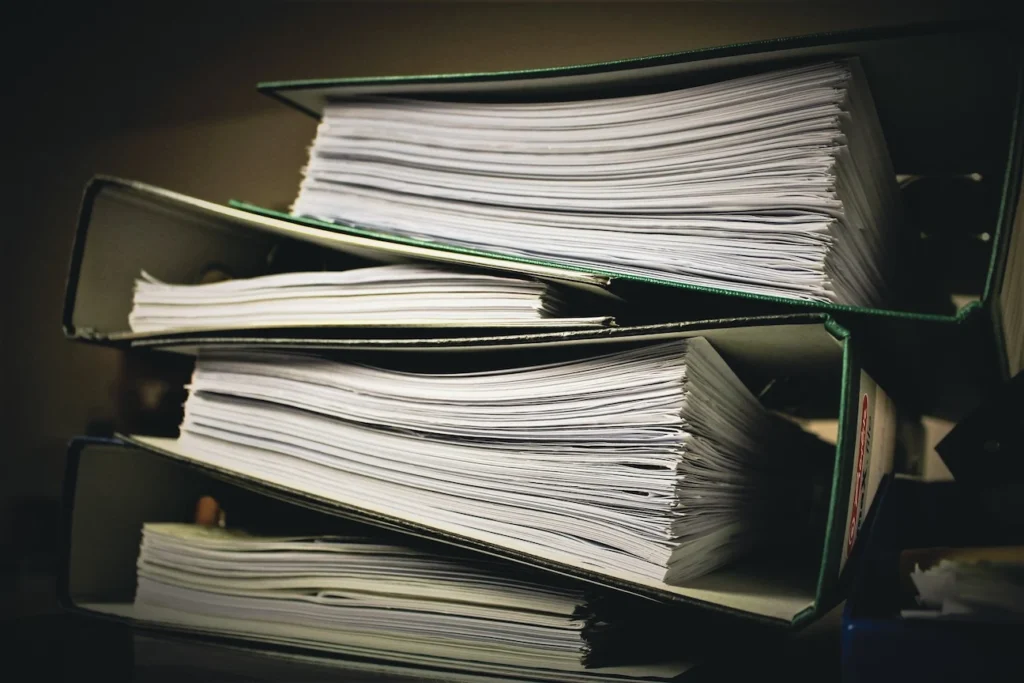 Стопка папок з документами