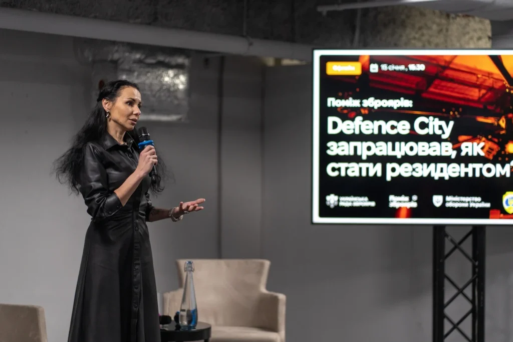 Валентина Ведровська виступає на заході Української ради зброярів