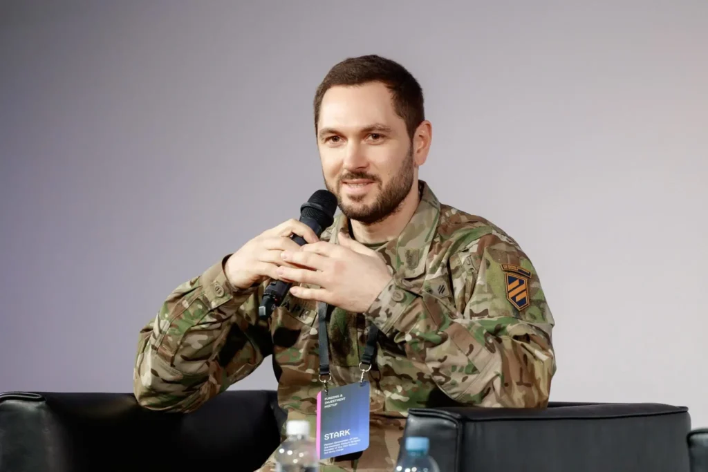 Український військовий виступає з мікрофоном