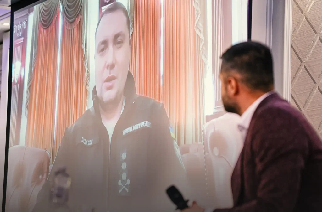 Спікер виступає на великому екрані