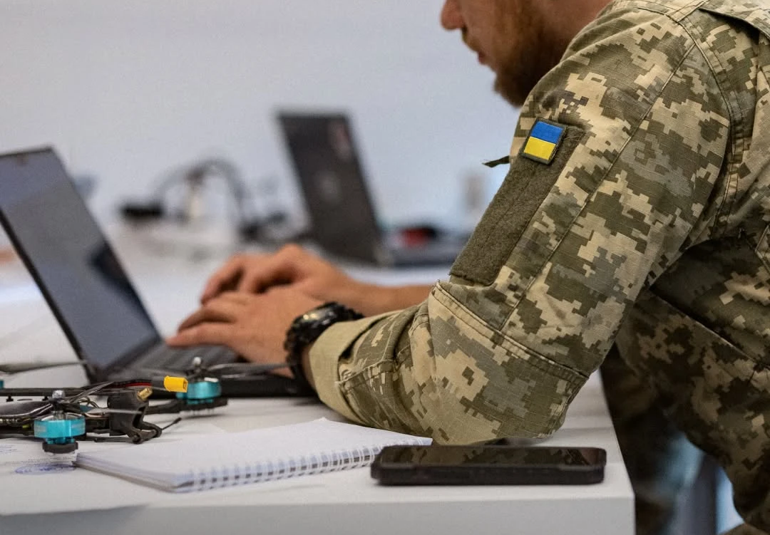 Військовий з ноутбуком